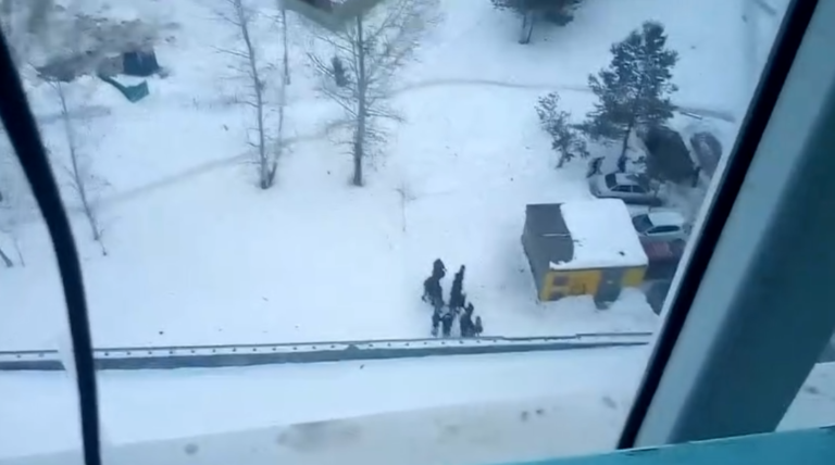 Un homme empêche plusieurs adolescents de se bagarrer grâce à une drôle de technique !