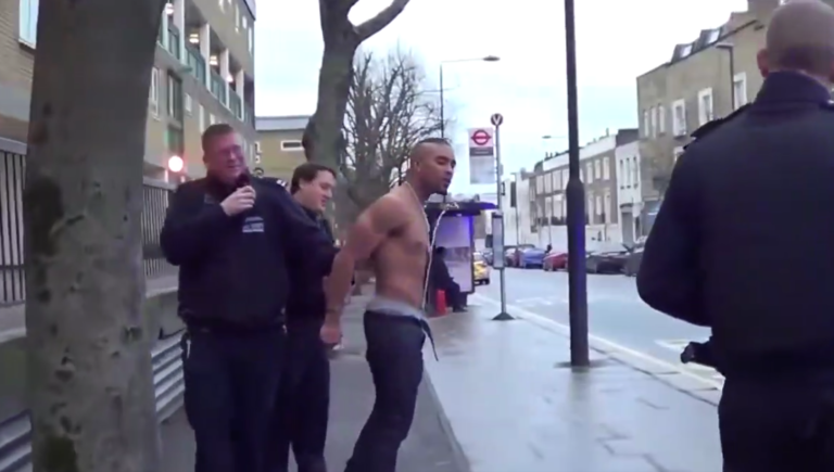 Un homme ivre se fait arrêter par la police et se fait pipi dessus…