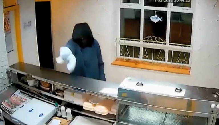 Un homme tente de braquer un fast-food avec une banane dans un sac plastique !