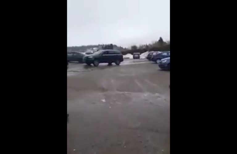 Un homme veut obliger une Audi à s’arrêter, très mauvaise idée !!