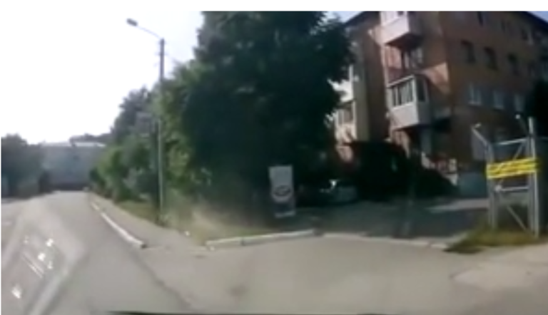 Un motard double une voiture par la droite et c&rsquo;est une mauvaise idée !