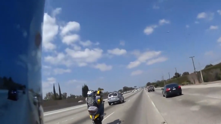 Un motard se crashe un voulant faire une roue arrière à 100km/h