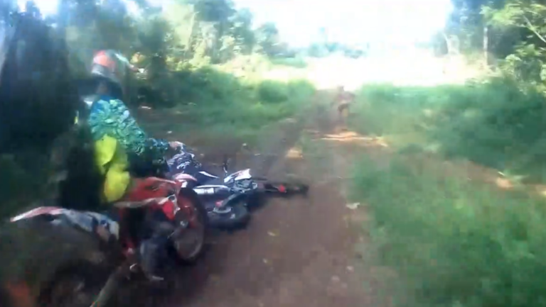 Un motard se fait agresser par un mystérieux homme nu qui disparait