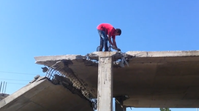 Un ouvrier fait une grosse boulette en voulant détruire le toit d’un bâtiment