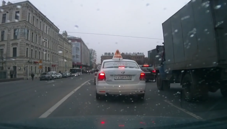 Un ouvrier perd le contrôle de son engin de chantier en pleine rue…