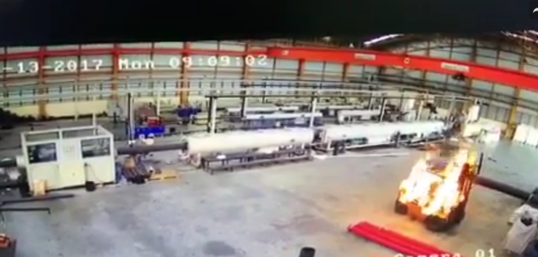 Un ouvrier se fait une grosse frayeur quand son chariot élévateur prend feu !