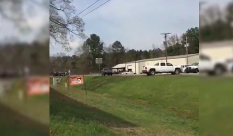 Un pick-up fait un vol plané lors d&rsquo;une course-poursuite