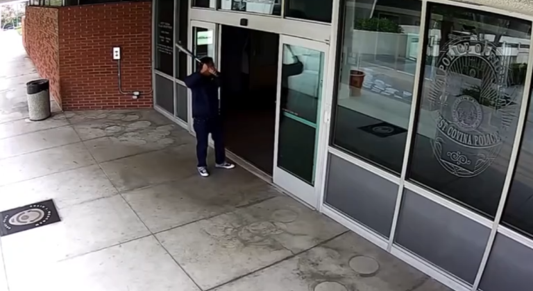 Un homme attaque un commissariat avec une batte de baseball