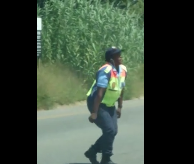 Une agent de police gère le trafic routier en dansant