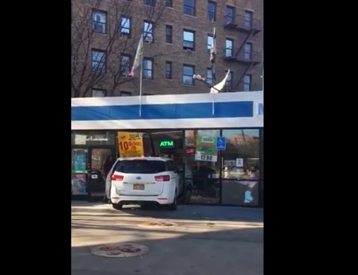 Une femme crashe sa voiture dans une station service et menace celui qui filme !