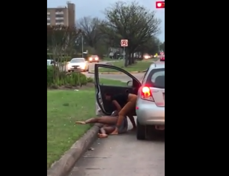 Une femme frappe son copain au milieu de la rue