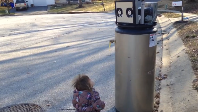 Quand une petite fille rencontre un « robot »