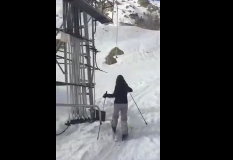 Une skieuse a vraiment du mal avec les tire-fesses