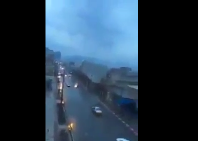 Une voiture est frappée par la foudre !