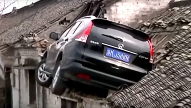 Un automobiliste termine sur le toit d’une maison