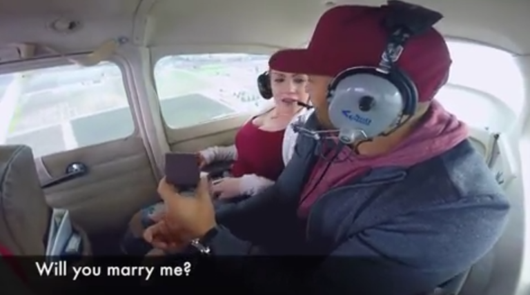 Il demande sa copine en mariage en avion… et vomit !