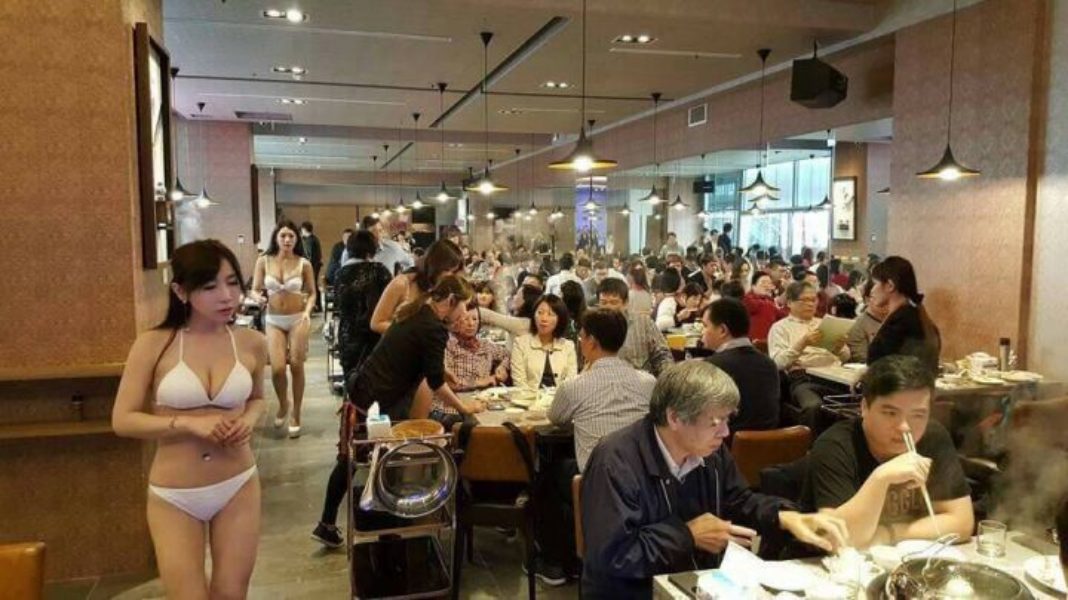Un restaurant engage des serveuses en bikini pour attirer des clients