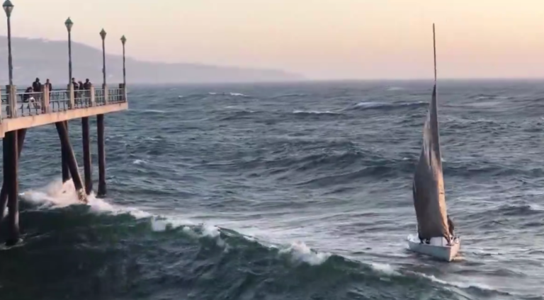 Chavirement d&rsquo;un petit voilier contre une jetée