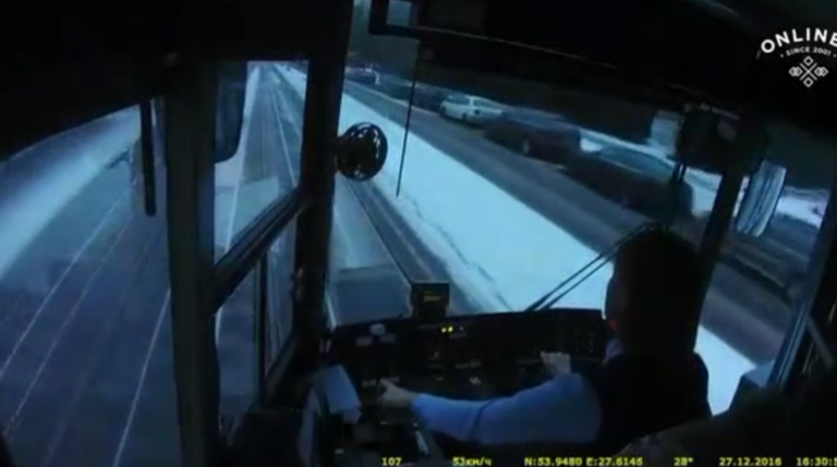 Couper la route à un tramway n’est jamais une bonne idée