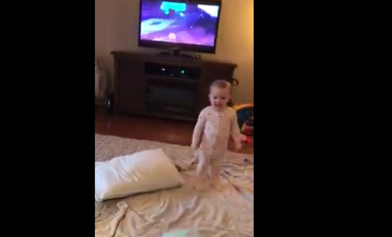 Deux bébés s’amusent à rejouer une scène de « La Reine des Neiges »
