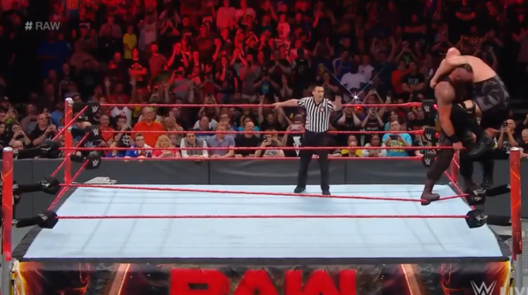 Deux catcheurs cassent le ring lors d’un combat