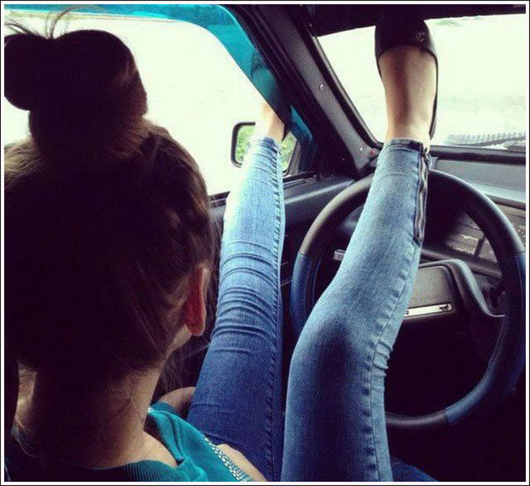 Девушка в машине сзади