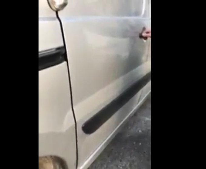 Il a trouvé un moyen d’ouvrir la porte d’une Peugeot sans la fracturer