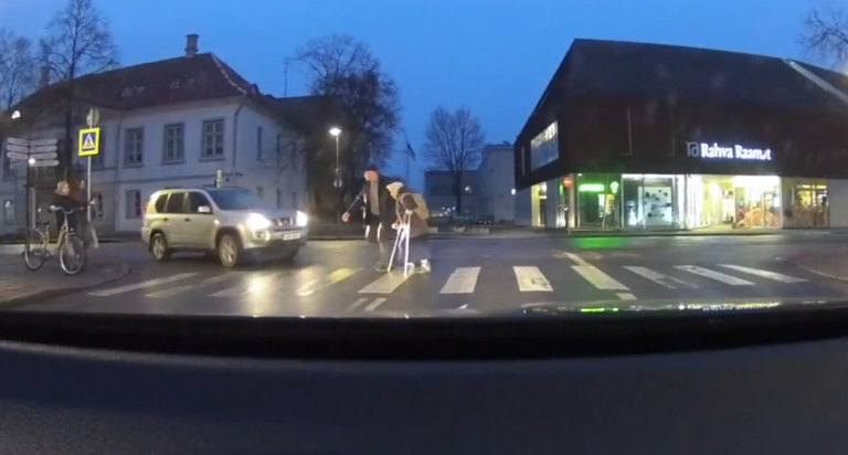 Il blesse une vieille dame en voulant l’aider à traverser