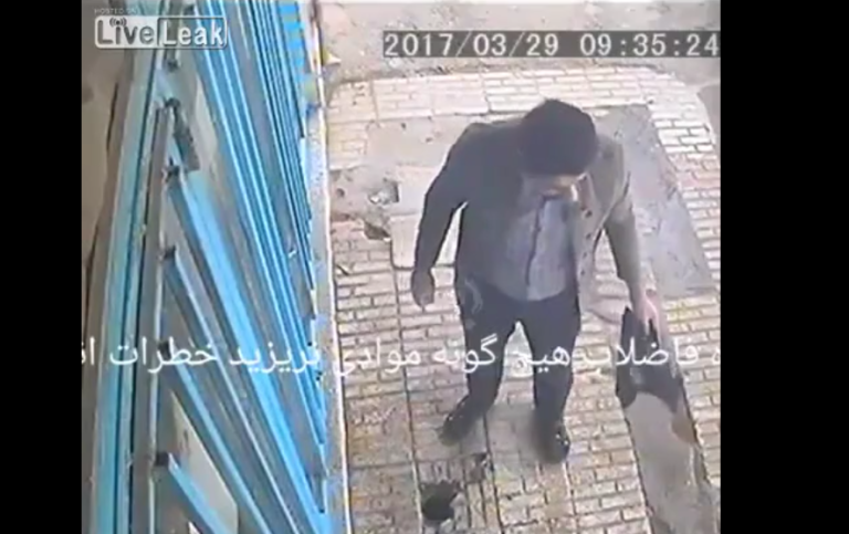 Il fait exploser le trottoir en jetant simplement sa cigarette