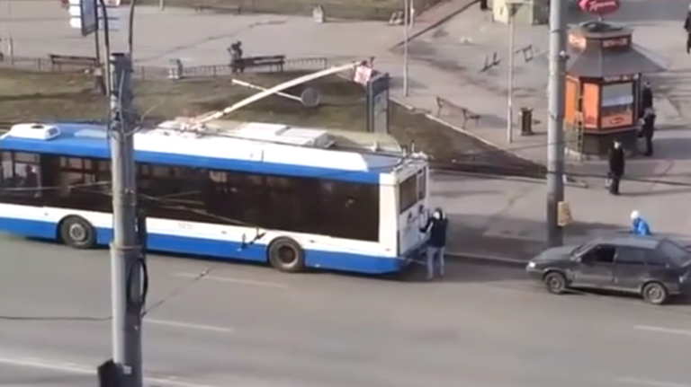 Il tente de faire remorquer sa voiture par un bus