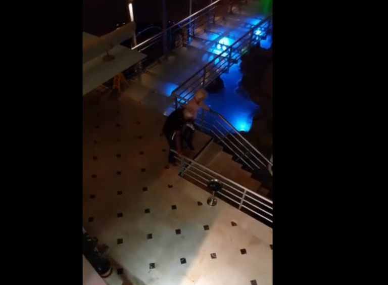 Ivre, un couple de retraités descend des marches