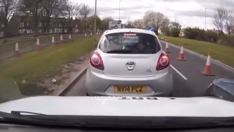 La conductrice d’une Audi tente de forcer le passage dans les embouteillages