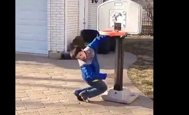 La vie est dure pour ce jeune basketteur