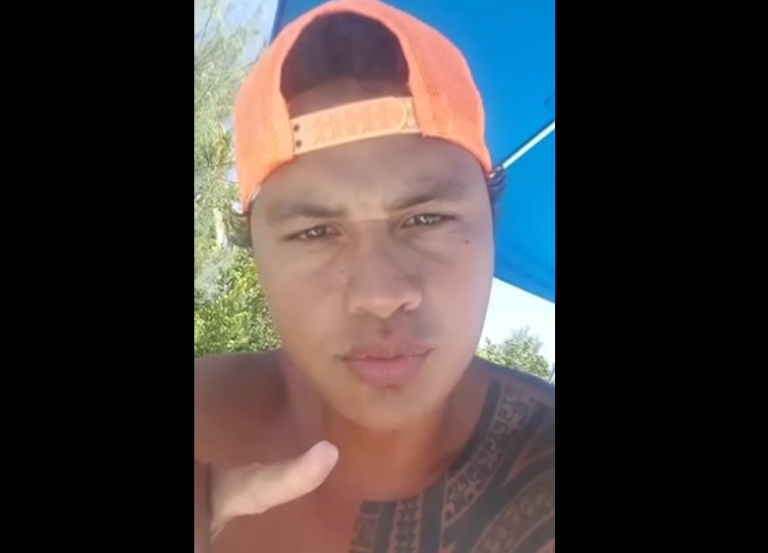 L’incroyable technique d’un polynésien pour attirer les raies