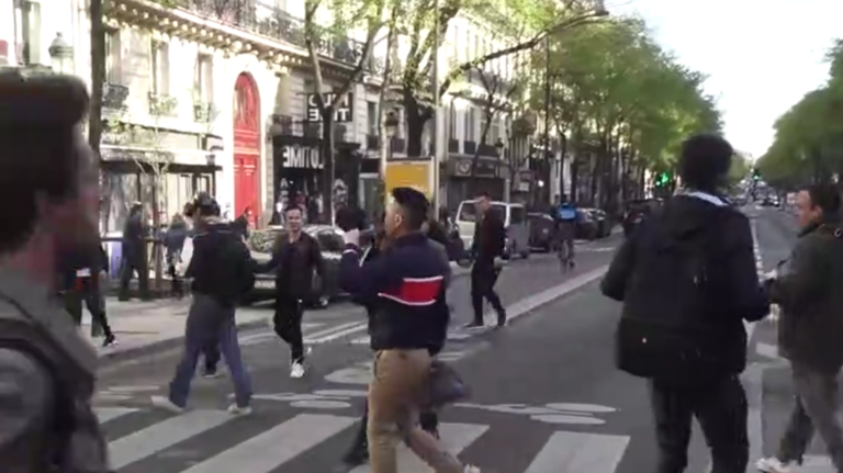 Paris des manifestants chinois tabassent un pickpocket