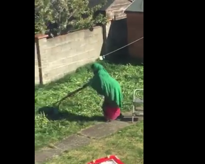 Quand une femme utilise une tondeuse électrique