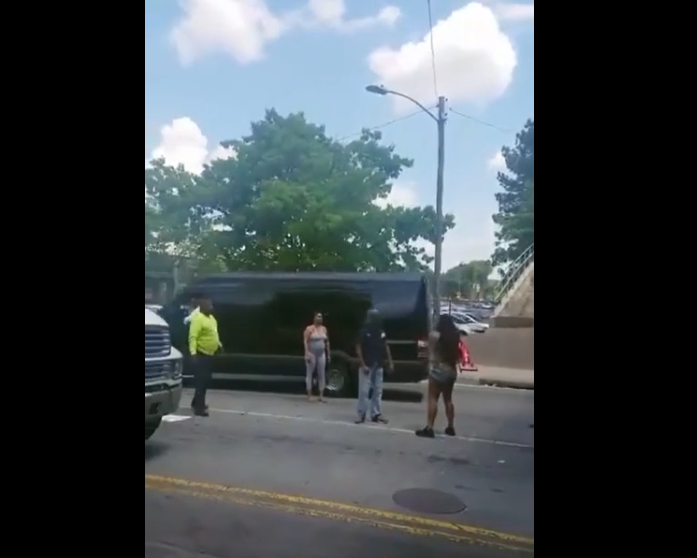 Road rage un automobiliste veut arrêter une bagarre sur la route