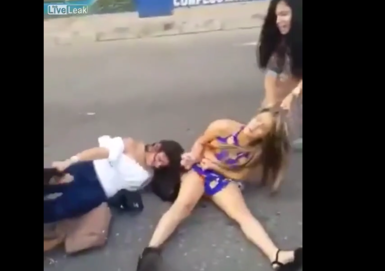 Tirage de cheveux niveau « Folles Furieuses ».