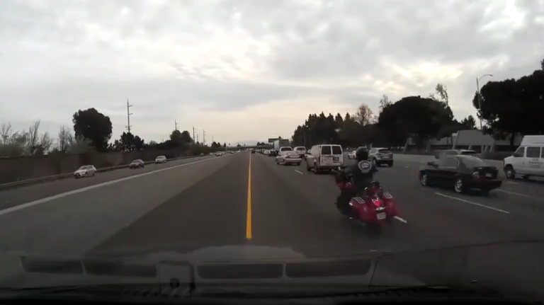 Un automobiliste double sans regarder dans son rétroviseur