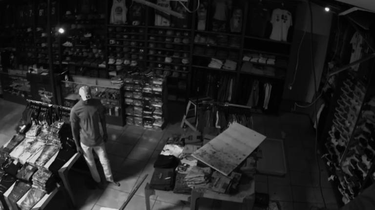 Un cambrioleur entre dans un magasin par le toit mais ne sait pas comment ressortir !