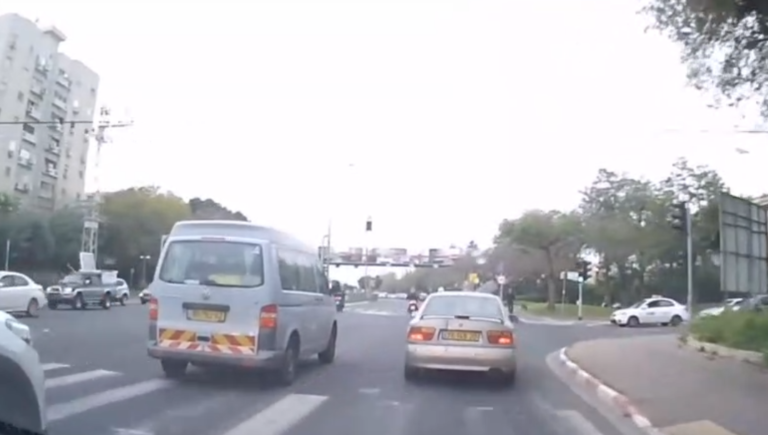 Un cycliste traverse comme un fou devant une voiture