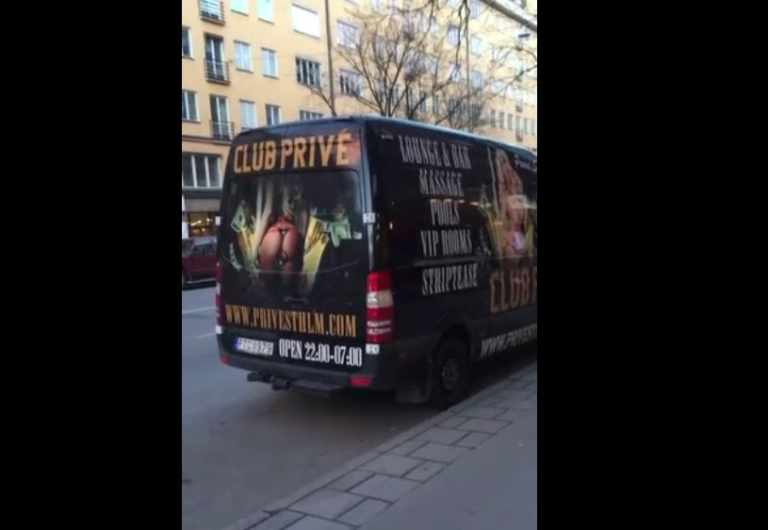 Un enfant à vélo est déconcentré par une pub