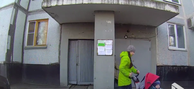 Un homme ivre veut absolument rendre service