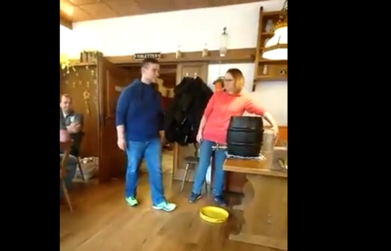 Un homme se loupe en essayant d’ouvrir un fût de bière