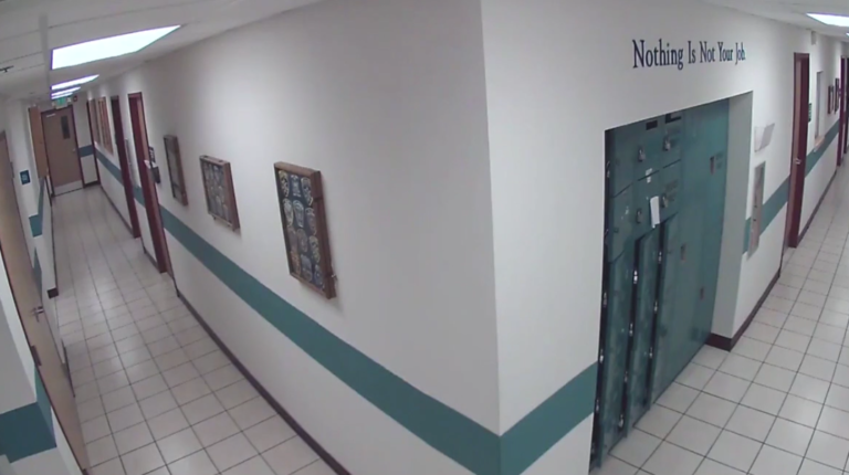 Un policier a beaucoup de mal à gérer un curieux intrus…