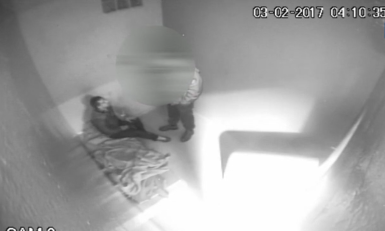 Un policier frappe un homme en garde à vue