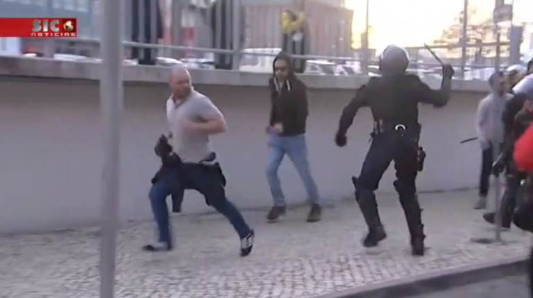 Un policier stoppe un supporter en lui donnant un violent coup de pied