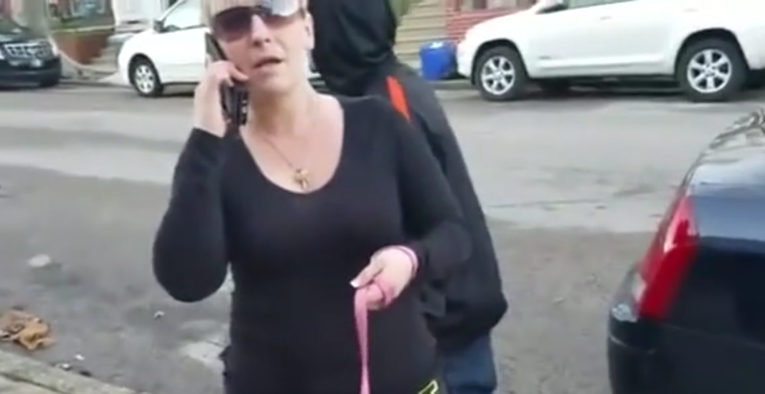 Un propriétaire oblige une femme à ramasser les crottes que son chien a laissé devant chez lui