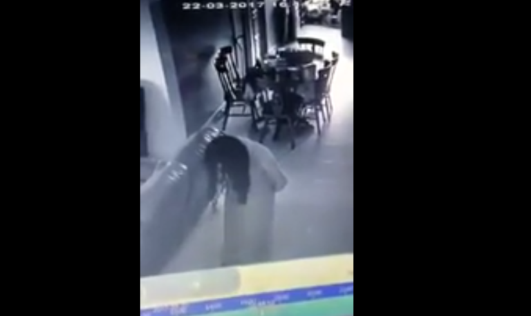 Une femme de ménage possédée filmée par une caméra de surveillance