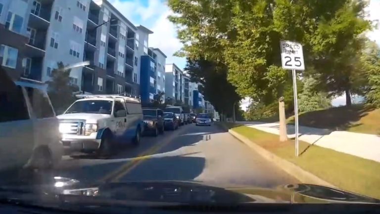 Une femme double tout le monde dans les bouchons et finit par comprendre son erreur !